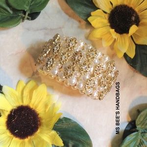 βͺβͺβNew Gold and Faux pearl braceletββͺβͺ